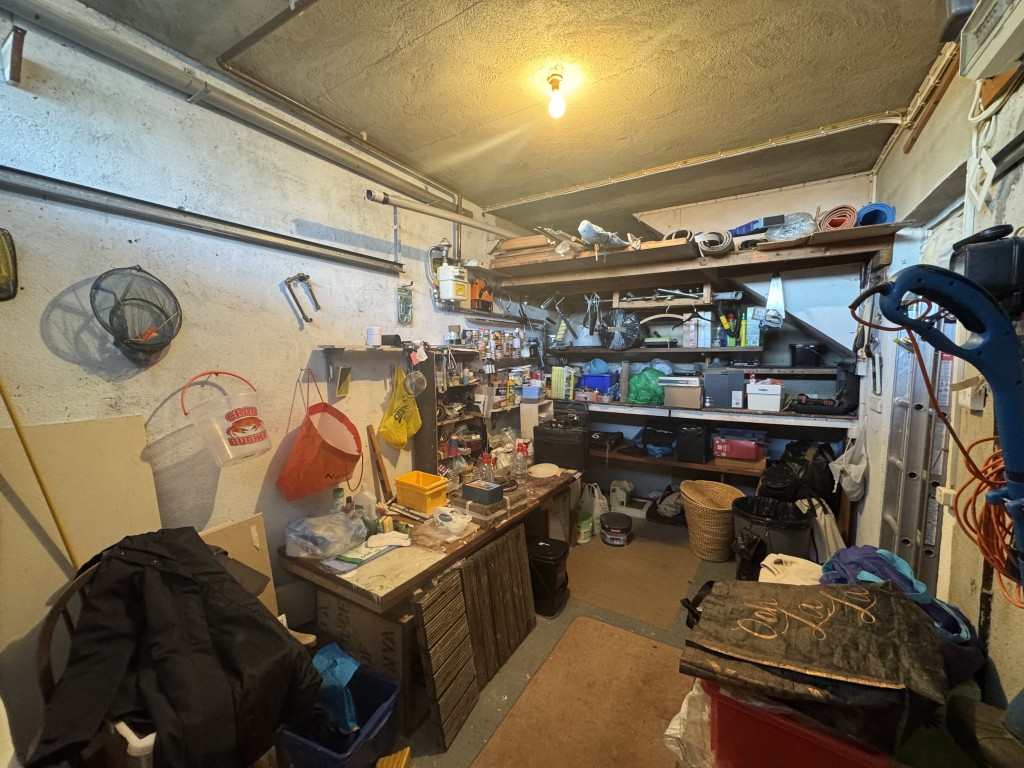 Lot: 153 - MID-TERRACE PROPERTY WITH STUNNING SEA VIEWS IN A POPULAR LOCATION - Garage